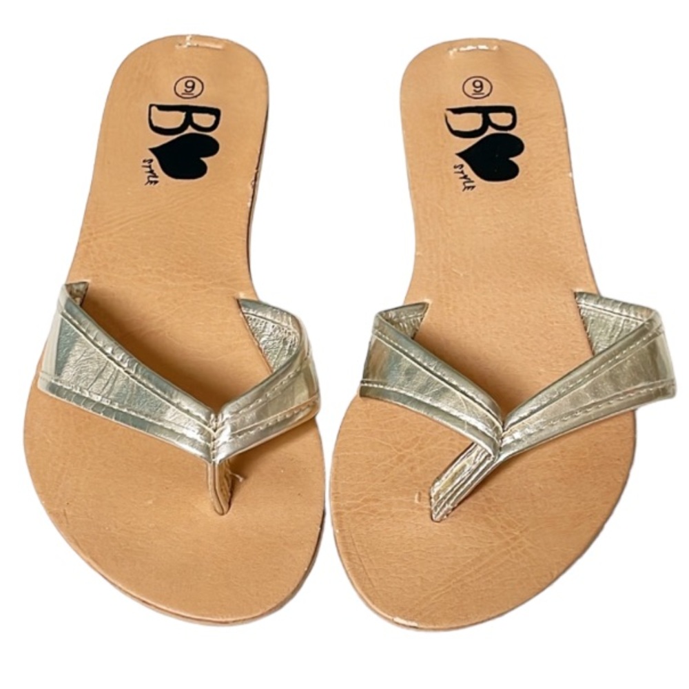 B Heart Style metallic silver faux leather Nita flip flops size 9